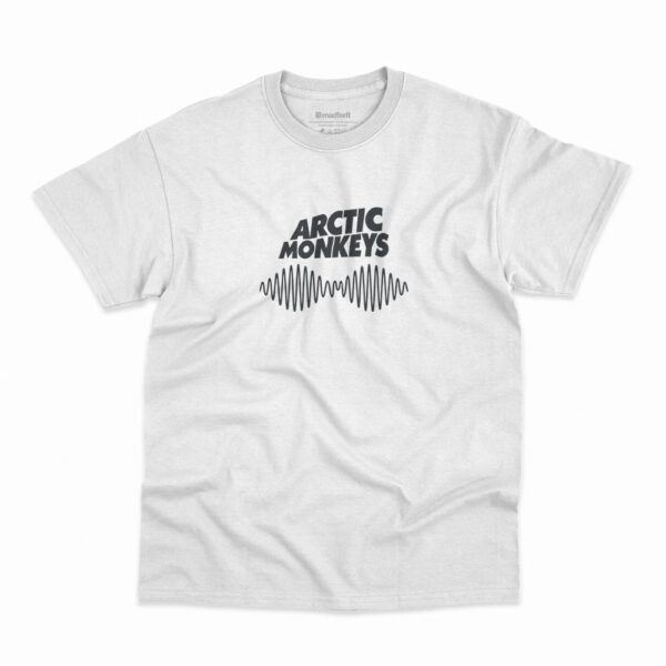 Camiseta na cor branca com estampa da banda Arctic Monkeys