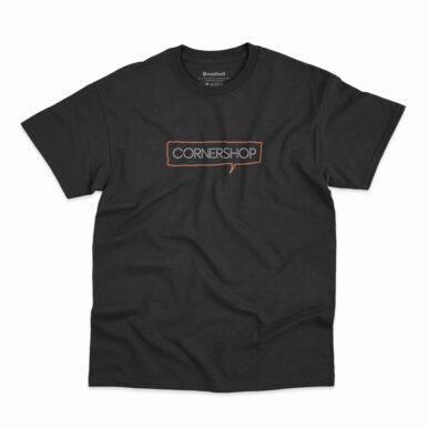 Camiseta na cor preta com logo da banda Cornershop