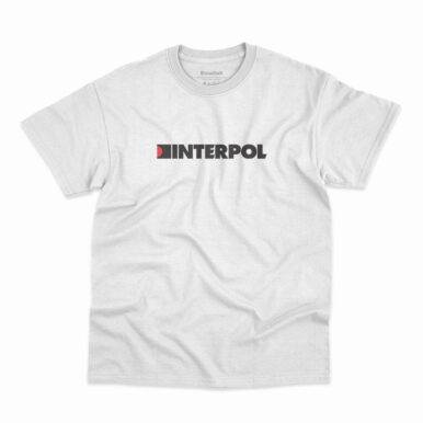 Camiseta branca com logo da banda Interpol