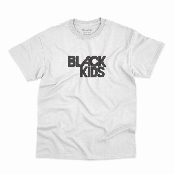 Camiseta na cor branca com logo da banda Black Kids