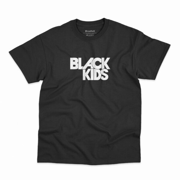 Camiseta na cor preta com logo da banda Black Kids